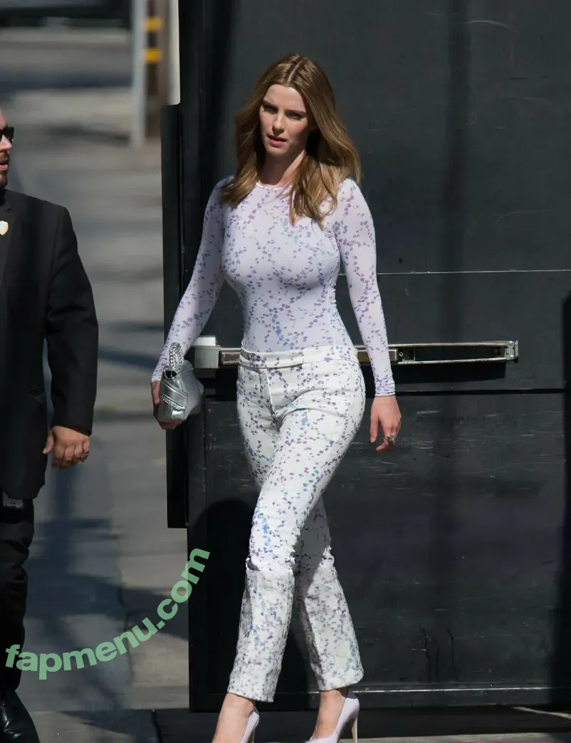 Betty Gilpin nude photo #0236 (voldemortbarbieclown)