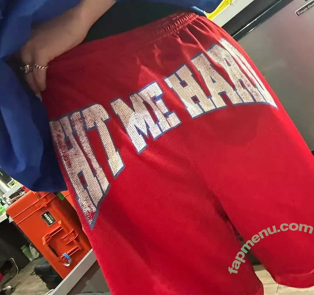 Billie Eilish nude photo #3556 (Fake / billeeilish / billieeilish)
