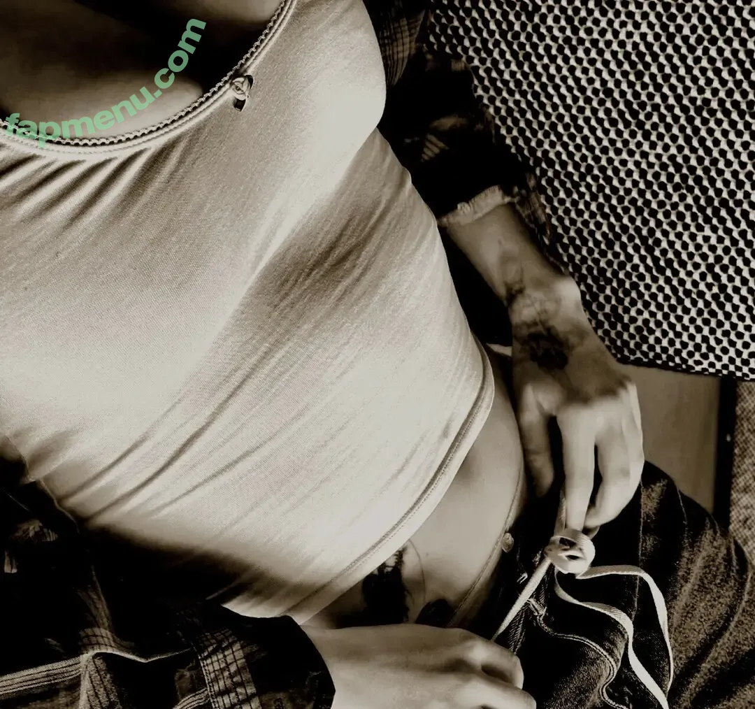 Billie Eilish nude photo #4188 (Fake / billeeilish / billieeilish)