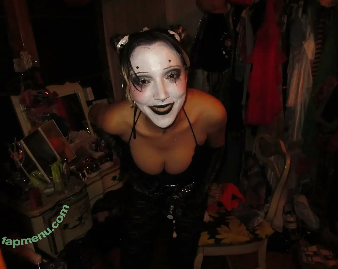 Billie Eilish nude photo #4335 (billieeilish)