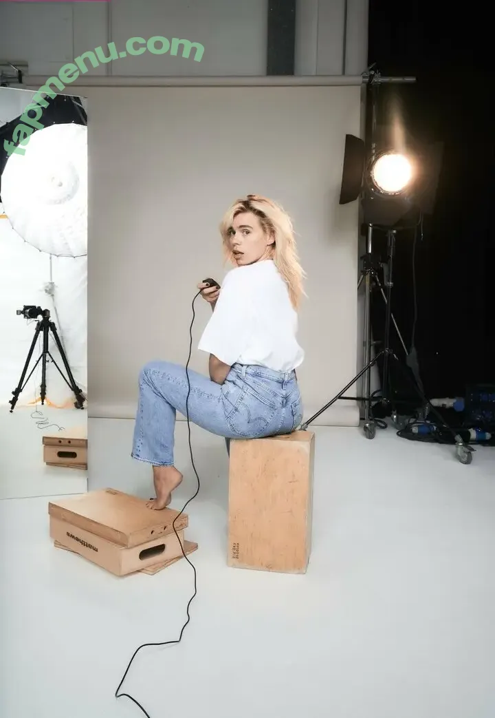 Billie Piper nude photo #0592 (billiepiper)