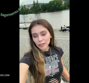 Bitchinbubba / bralessforever / illmindofapril nude photo #0004
