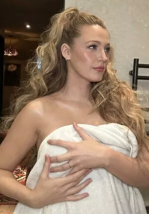 Blake Lively / blakelively nude photo #0395