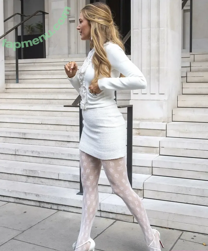 Blake Lively nude photo #1321 (blakelively)
