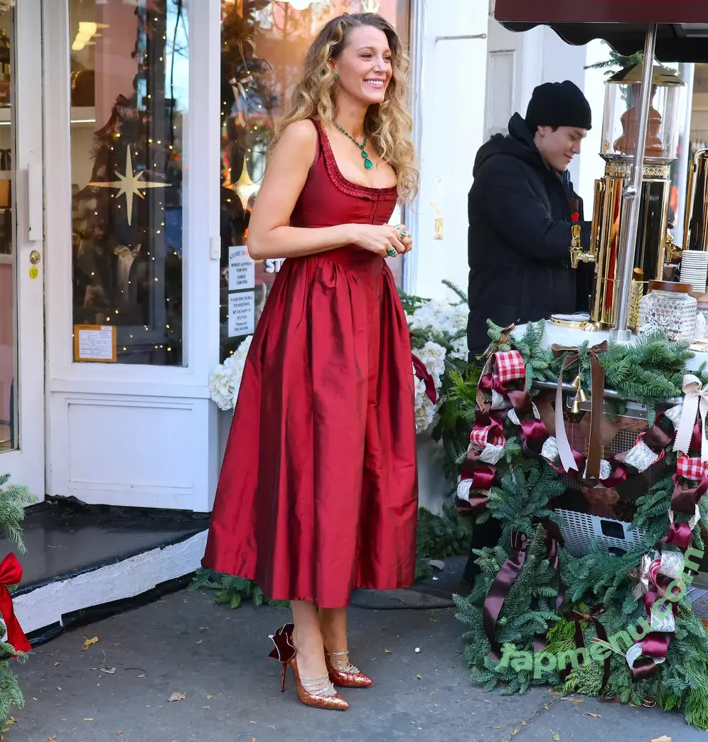 Blake Lively nude photo #1555 (BlakeLivelyOfficial / blakelively)