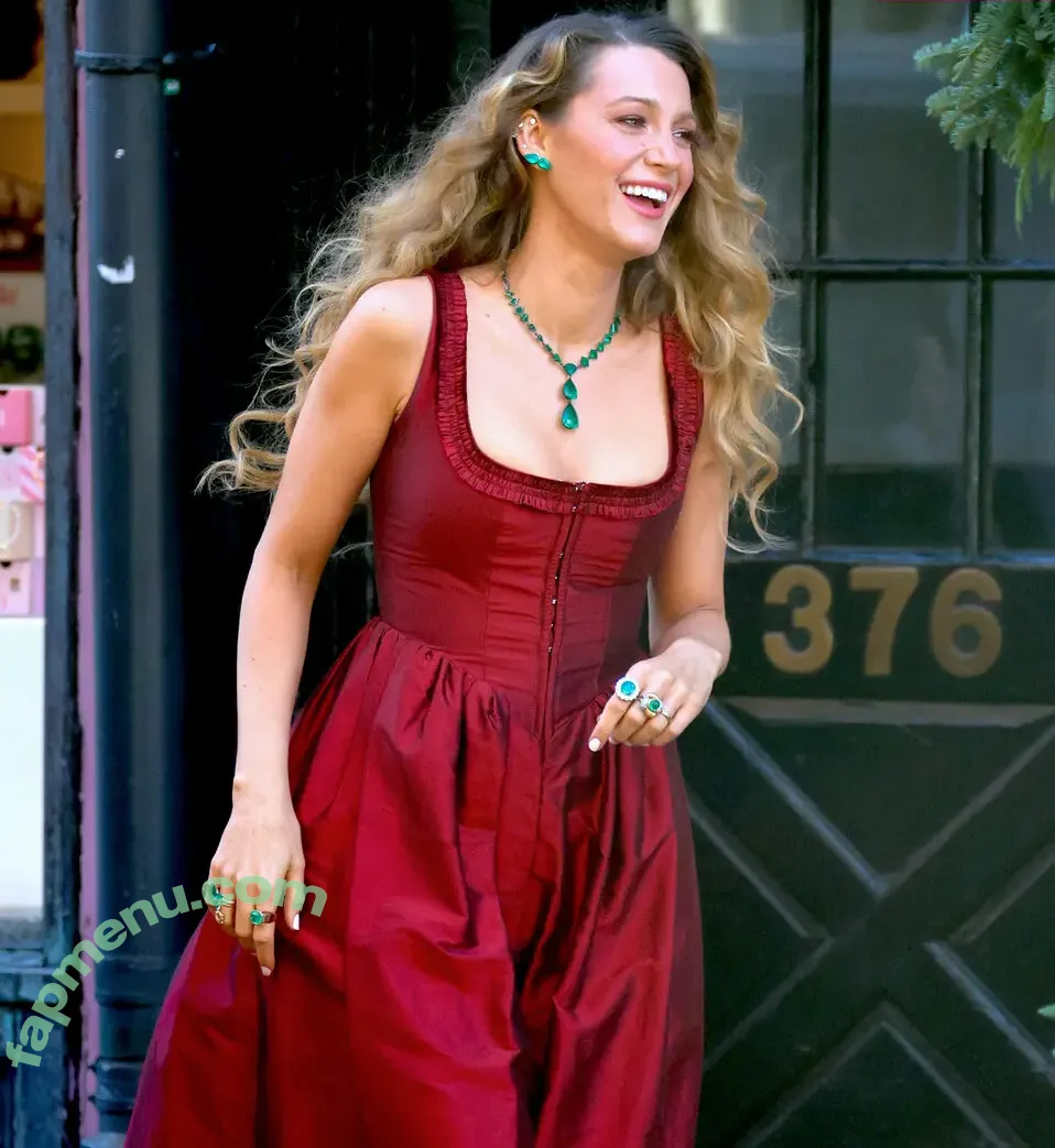 Blake Lively nude photo #1570 (BlakeLivelyOfficial / blakelively)
