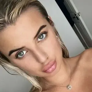 blondebarbiie / barbie / blondebarbiebella / lucyjjonesss nude photo #0003