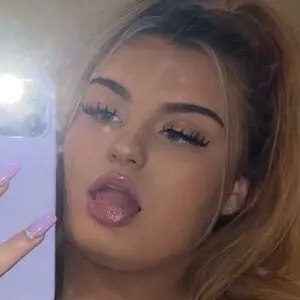 blondebimbobaddiee page