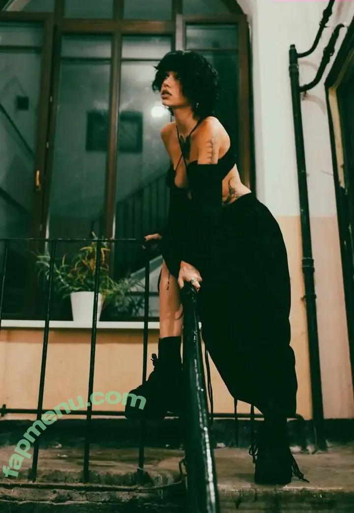 blue_eye_twinkle nude photo #0147 (lisa_milkis)