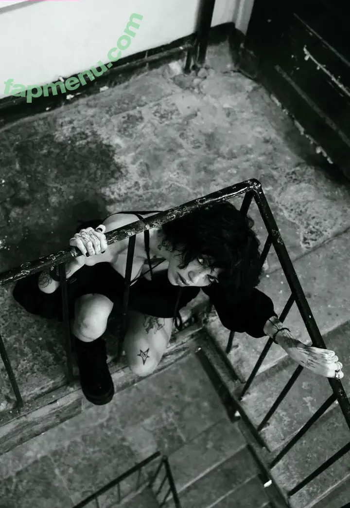 blue_eye_twinkle nude photo #0150 (lisa_milkis)