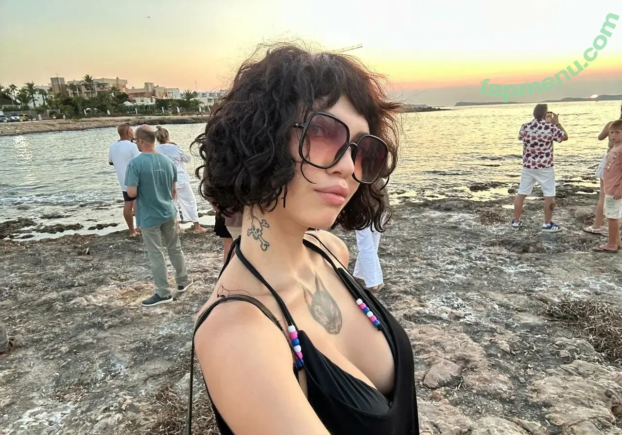 blue_eye_twinkle nude photo #0155 (lisa_milkis)