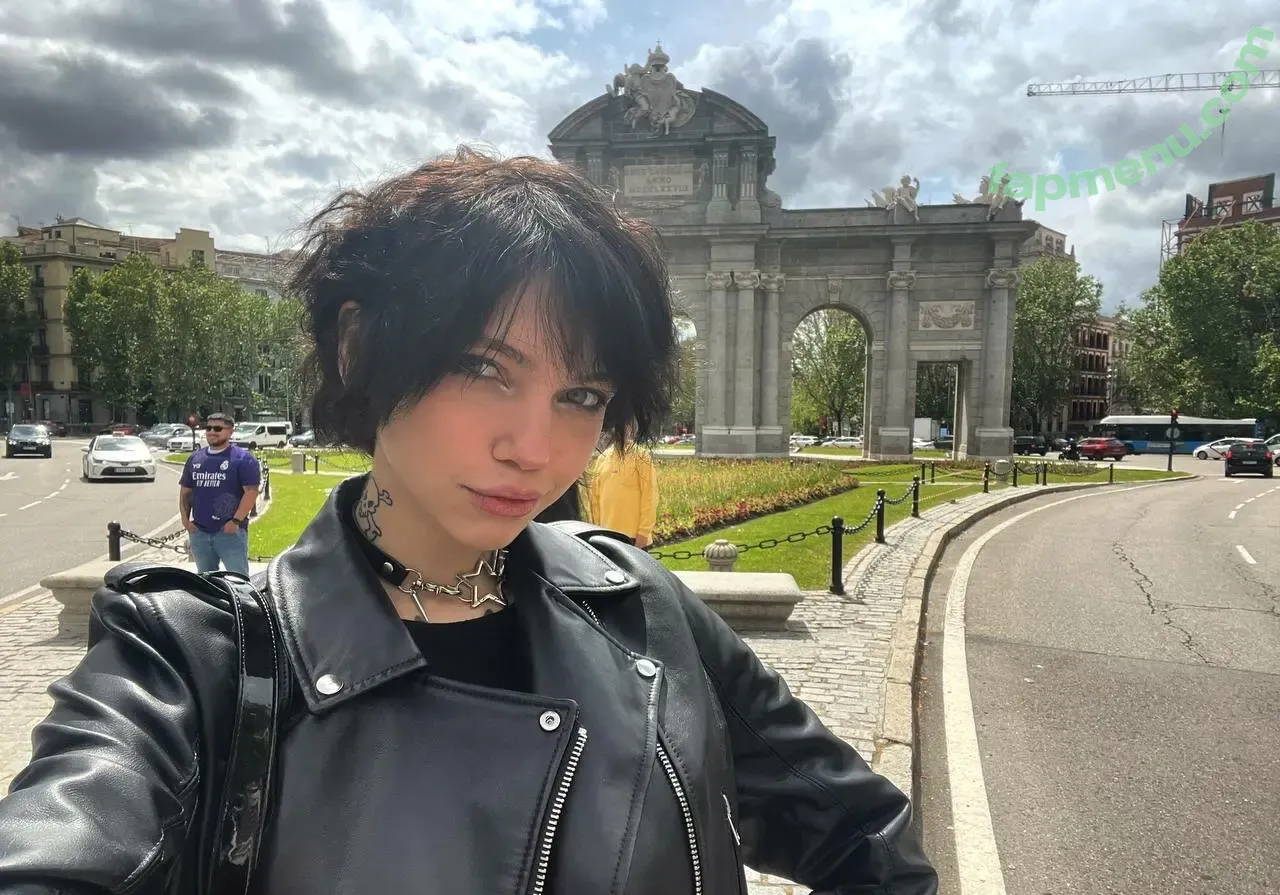 blue_eye_twinkle nude photo #0172 (lisa_milkis)