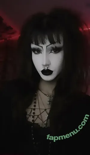 Bluntghoul nude photo #0001