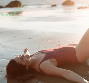 Bonnie Wright / thisisbwright nude photo #0230