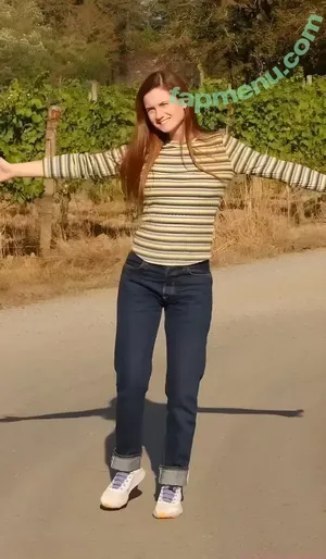 Bonnie Wright / thisisbwright nude photo #0244