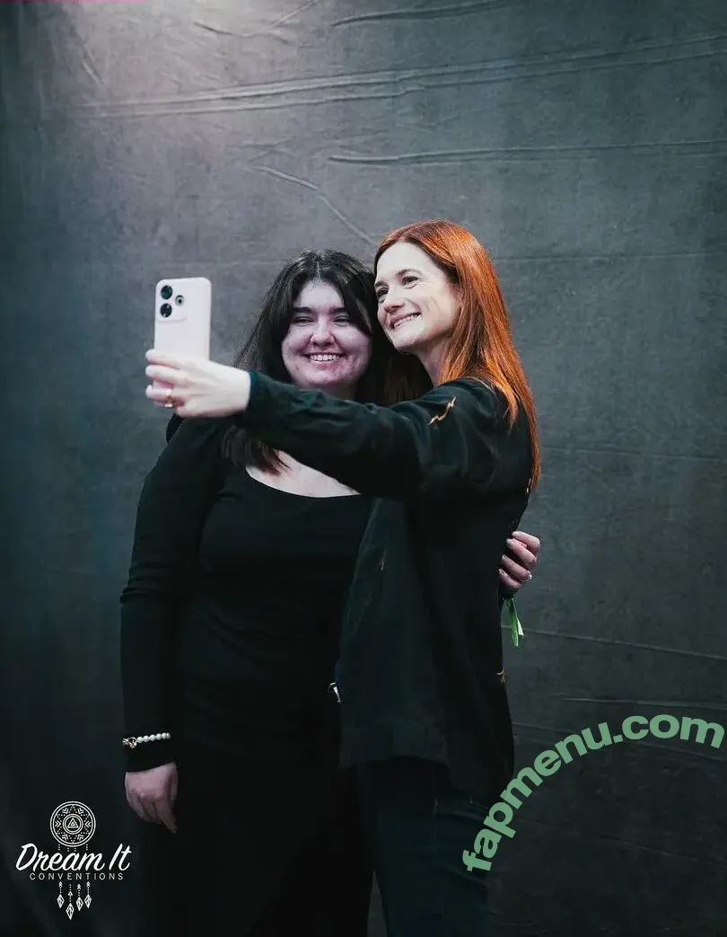 Bonnie Wright nude photo #0287 (thisisbwright)