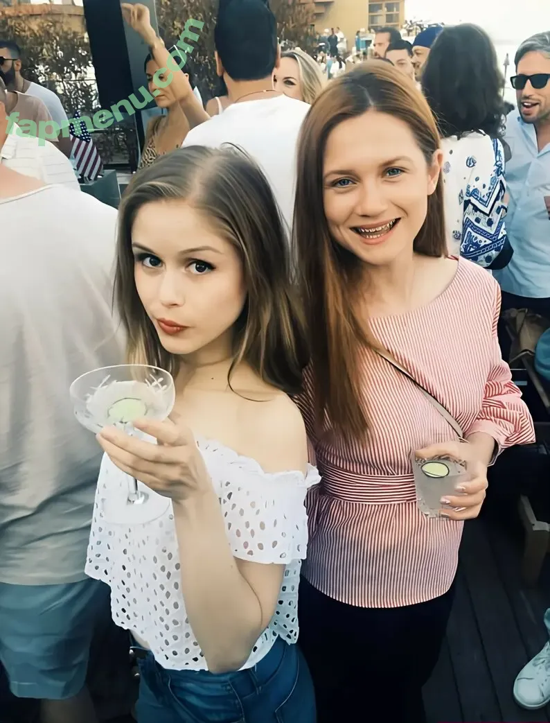 Bonnie Wright nude photo #0289 (thisisbwright)