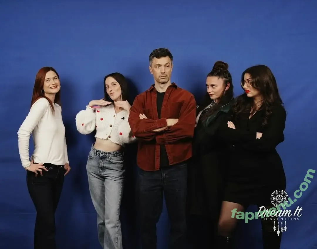 Bonnie Wright nude photo #0292 (thisisbwright)