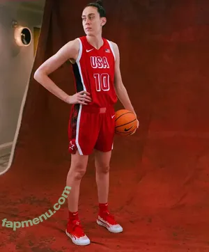 Breanna Stewart / WNBA Player / breannastewart30 nude photo #0052