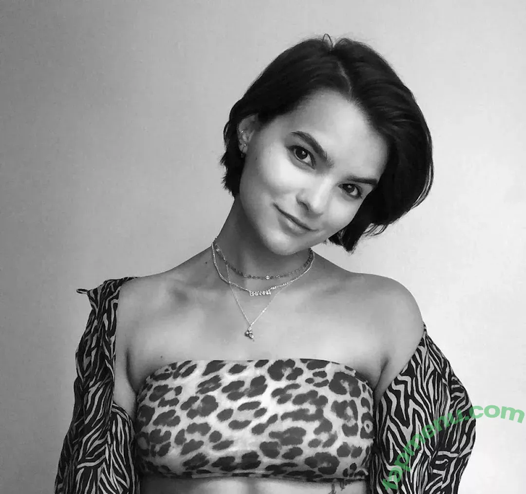 Brianna Hildebrand nude photo #0019 (briannahilde)