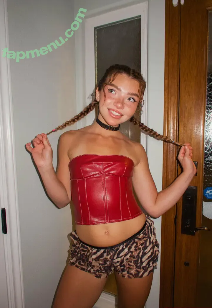 Brie Belle nude photo #0119 (blairesbigpp / briebellee)