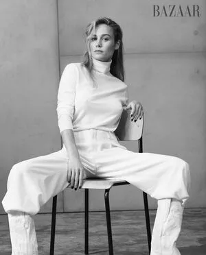 Brie Larson / brielarson nude photo #0034