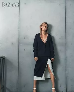 Brie Larson / brielarson nude photo #0042