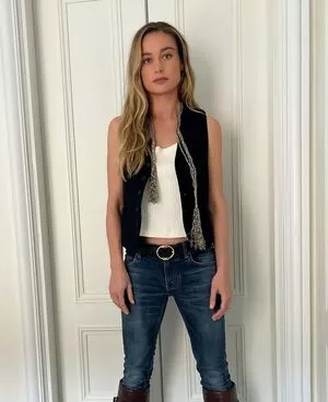 Brie Larson / brielarson nude photo #0119