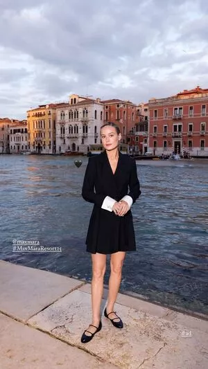 Brie Larson / brielarson nude photo #1380