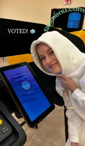 Brie Larson / brielarson nude photo #2250