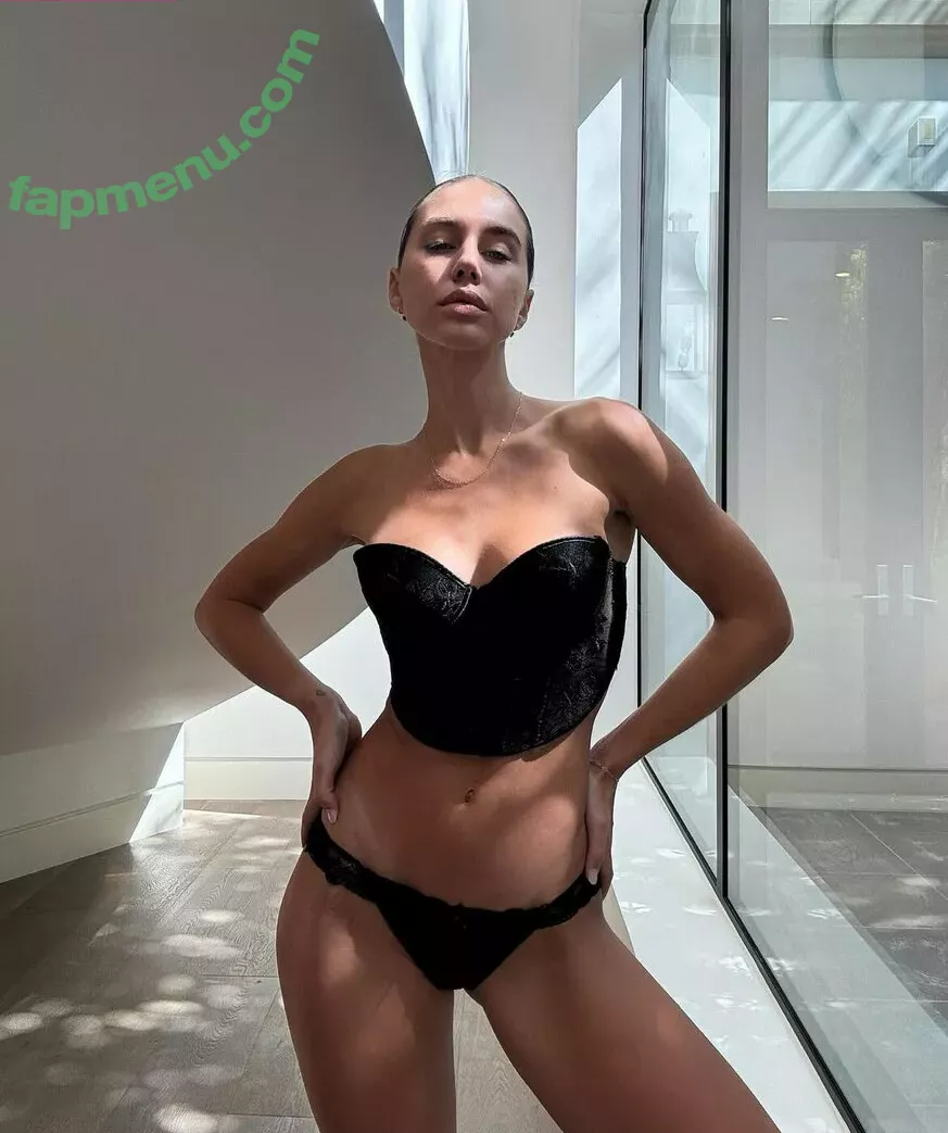 Brit Manuela nude photo #2097 (TheBritManuela / britmanuela)