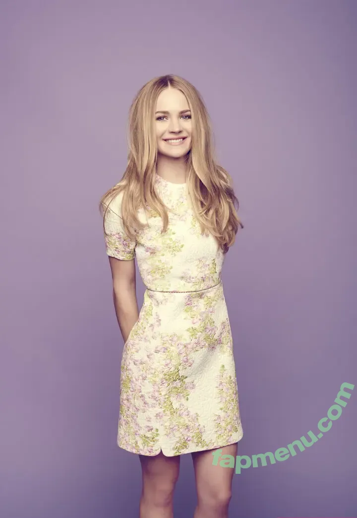 Britt Robertson nude photo #0123 (brittlrobertson)