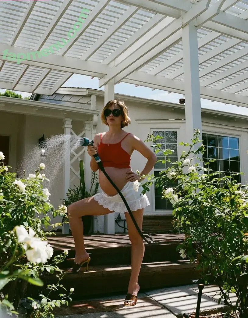 Britt Robertson nude photo #0154 (brittlrobertson / masterrobertson)