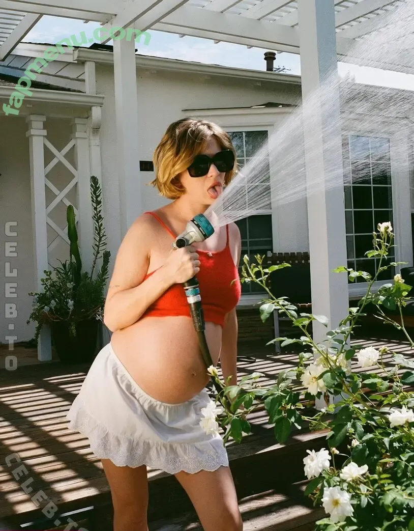 Britt Robertson nude photo #0159 (brittlrobertson / masterrobertson)