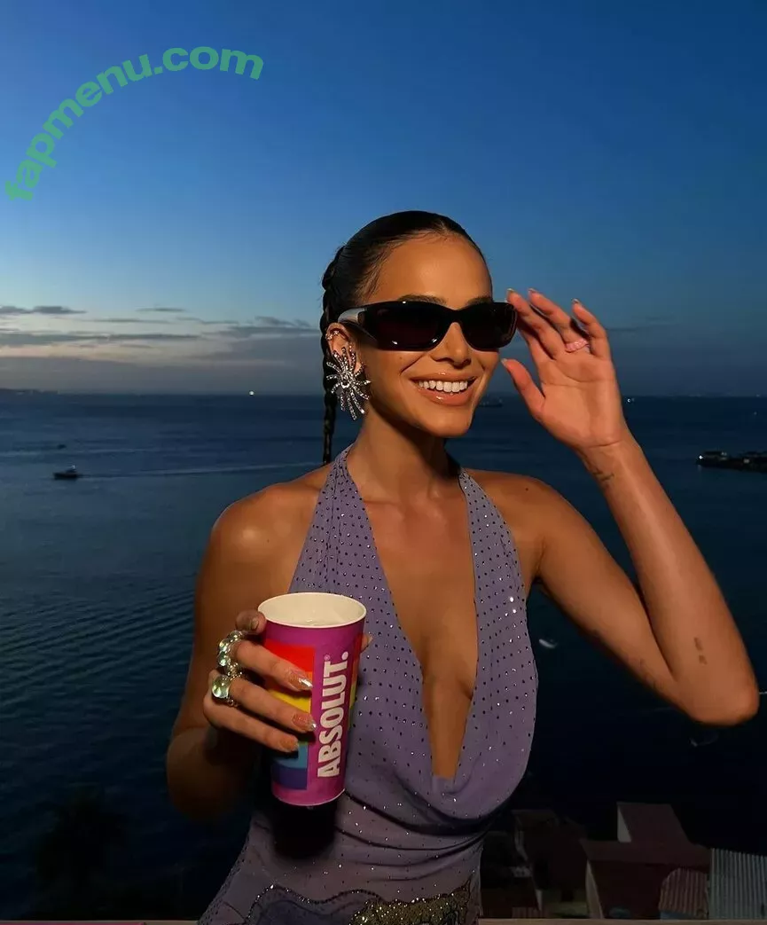 Bruna Marquezine nude photo #0113 (brumarquezine / brunamarquezine)
