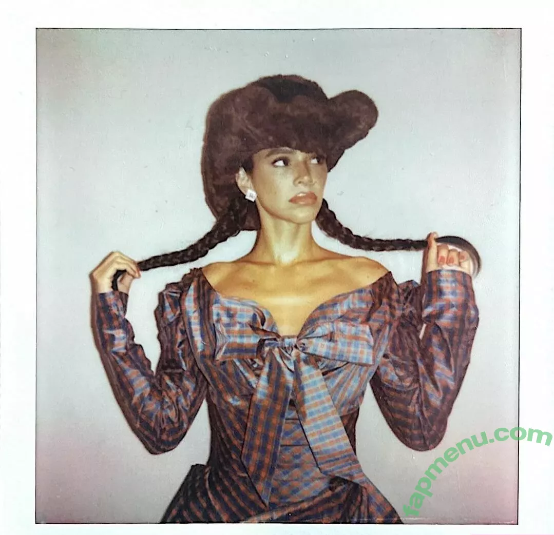 Bruna Marquezine nude photo #0436 (brumarquezine / brunamarquezine)