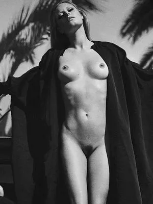 Camille Rowe / fingermonkey nude photo #0003