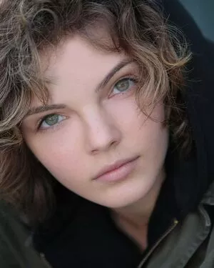 Camren Bicondova / camrenwhy nude photo #0013