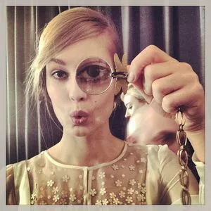 Cara Delevingne / CaraDelevingneOfficialPage / caradelevingne nude photo #1581