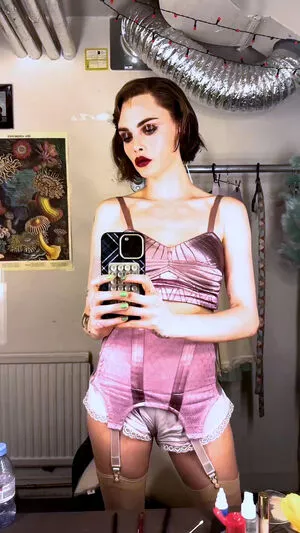 Cara Delevingne / CaraDelevingneOfficialPage / caradelevingne nude photo #2143