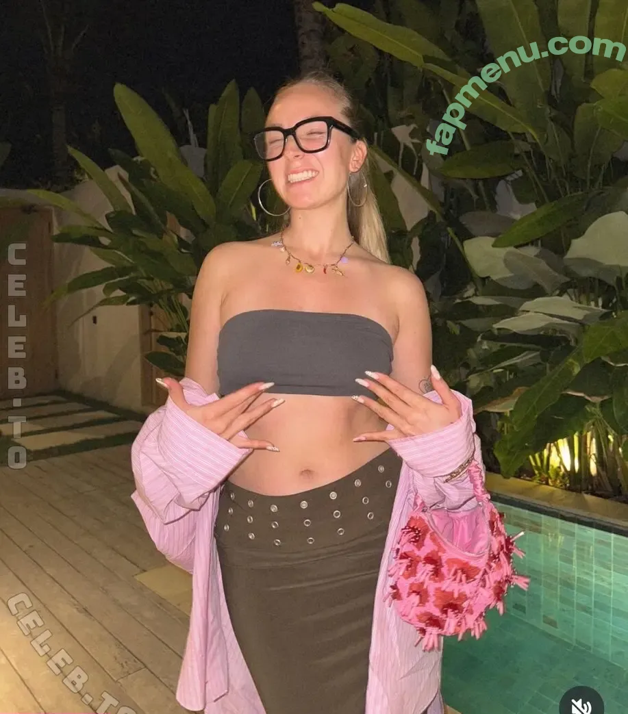 Caramella nude photo #0049 (caramellakimm / kimcaramella)