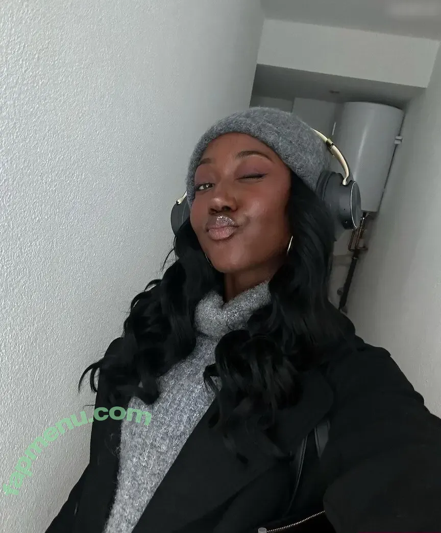 Carefreehamuyela nude photo #0001 (rebeccacambria_free)