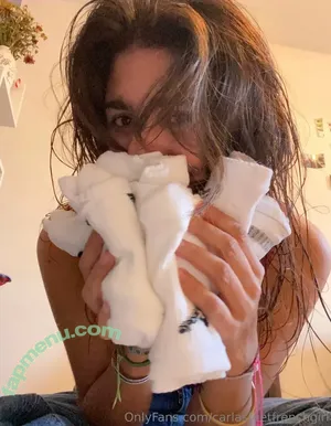 carlasfeetfrenchgirl / lipsbycarla nude photo #0008