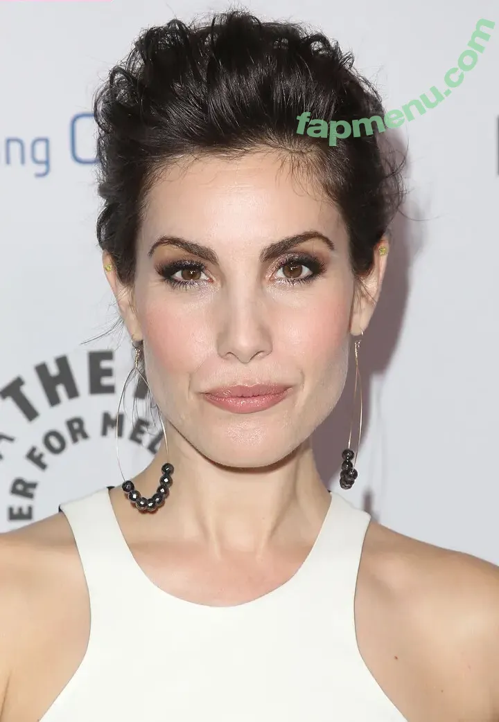 Carly Pope nude photo #0021 (pope_onarope)