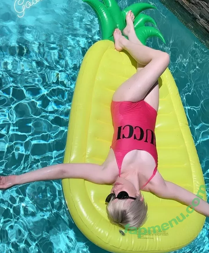 Carly Rae Jepsen nude photo #0013 (carlyraejepsen)