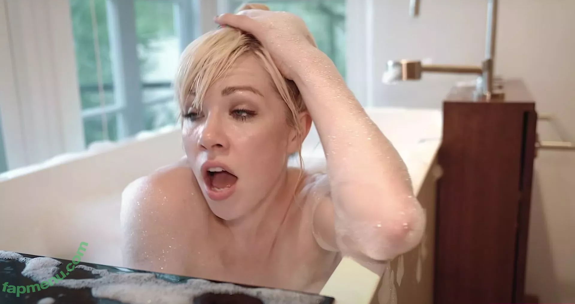 Carly Rae Jepsen nude photo #0031 (carlyraejepsen)