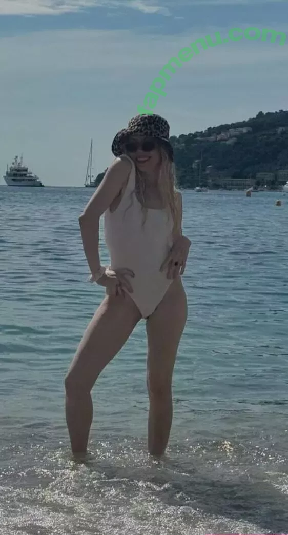 Carly Rae Jepsen nude photo #0132 (carlyraejepsen)