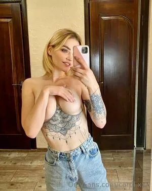 carol.xxx / carollinejane123742 nude photo #0010