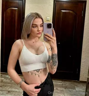 carol.xxx / carollinejane123742 nude photo #0080