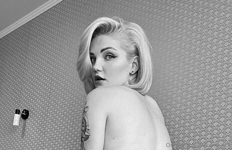 carol.xxx / carollinejane123742 nude photo #0259